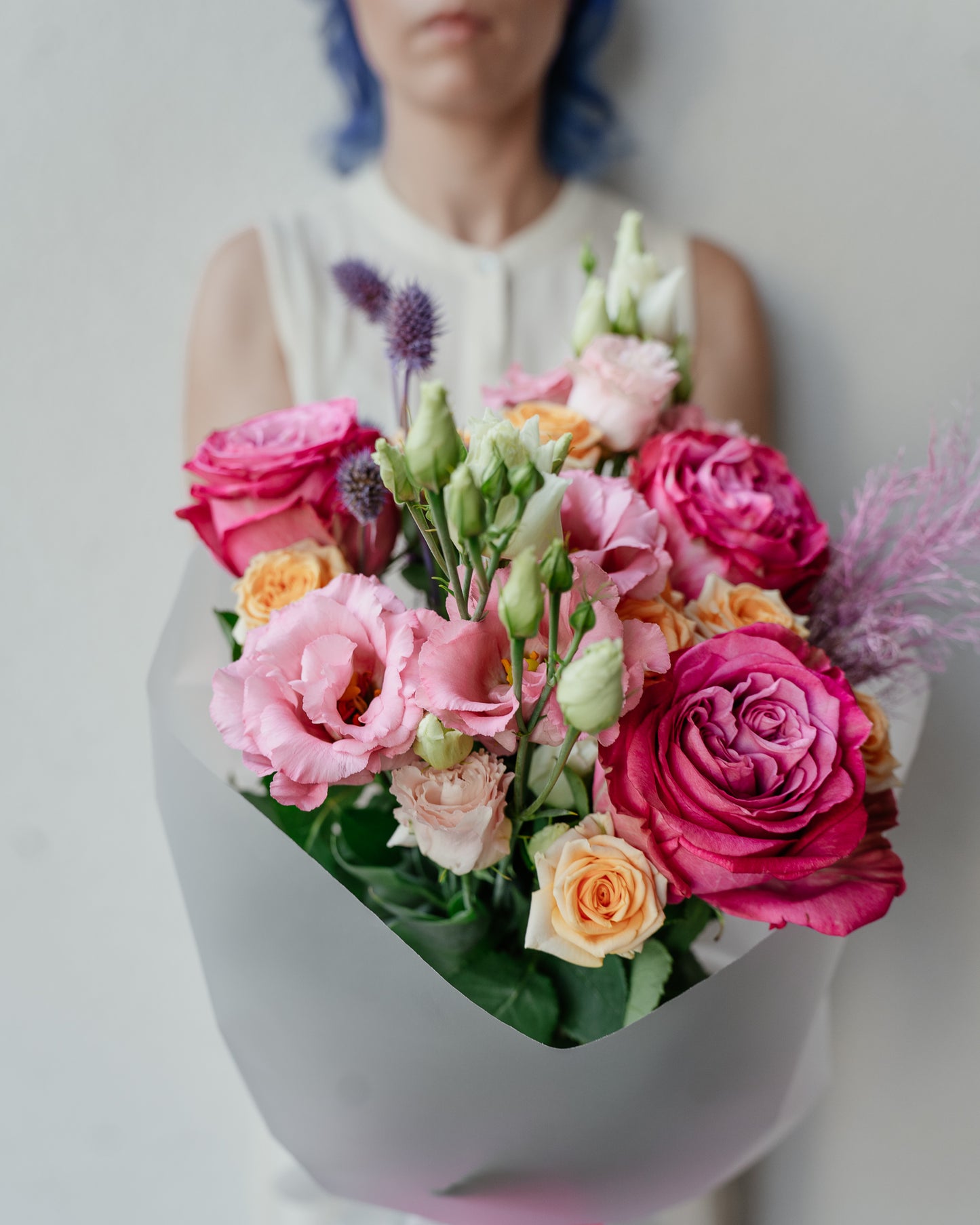 Buchet cu Trandafiri, Eustoma, Miniroze multicolor