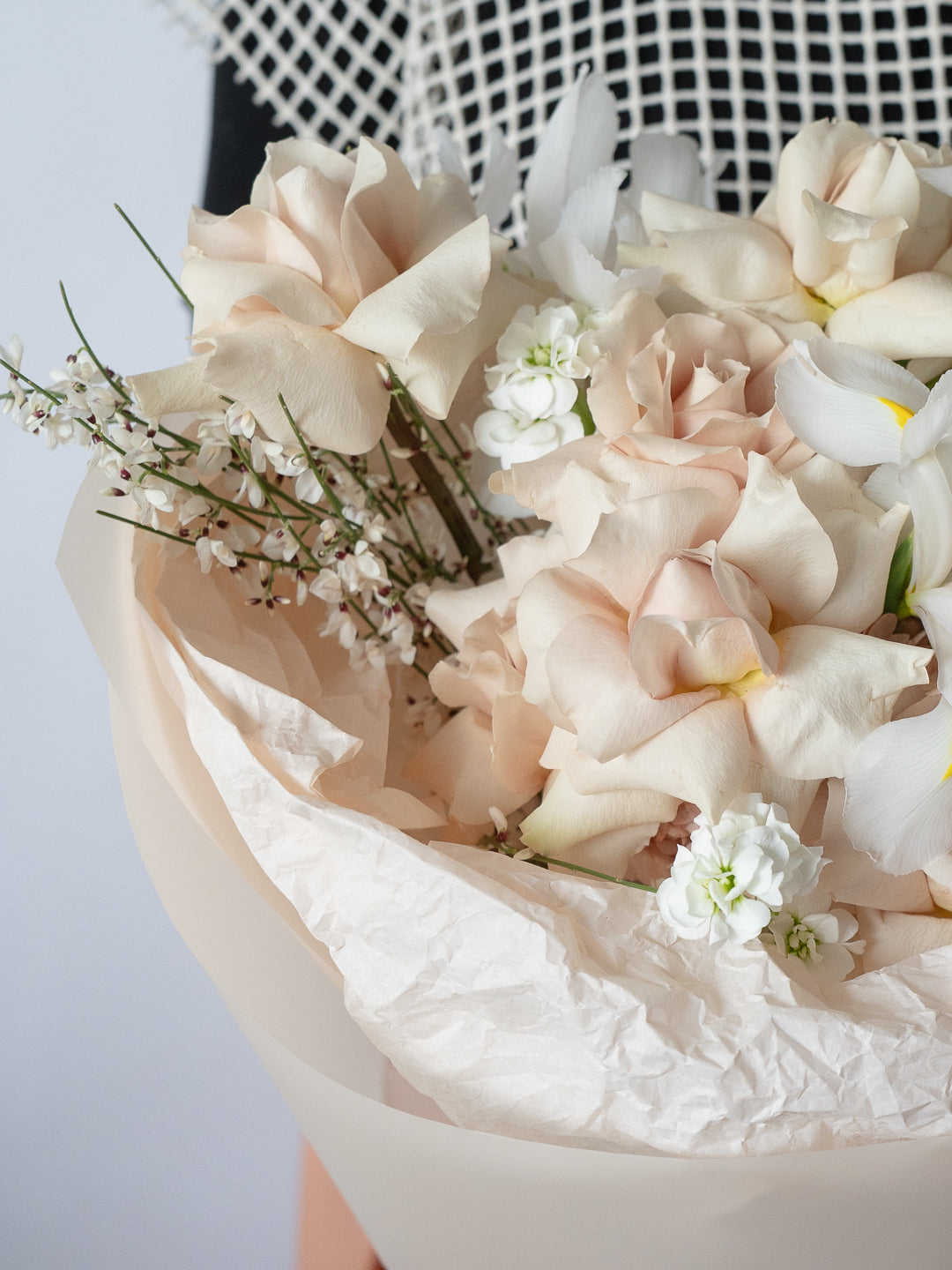 Buchet alb-cappuccino cu Hortensii, Trandafiri și Iris