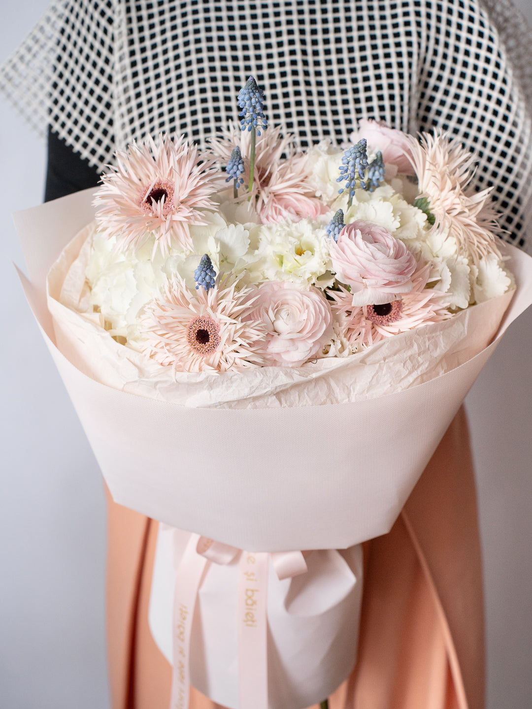 Buchet alb-roz cu Hortensii, Ranunculus și Germini