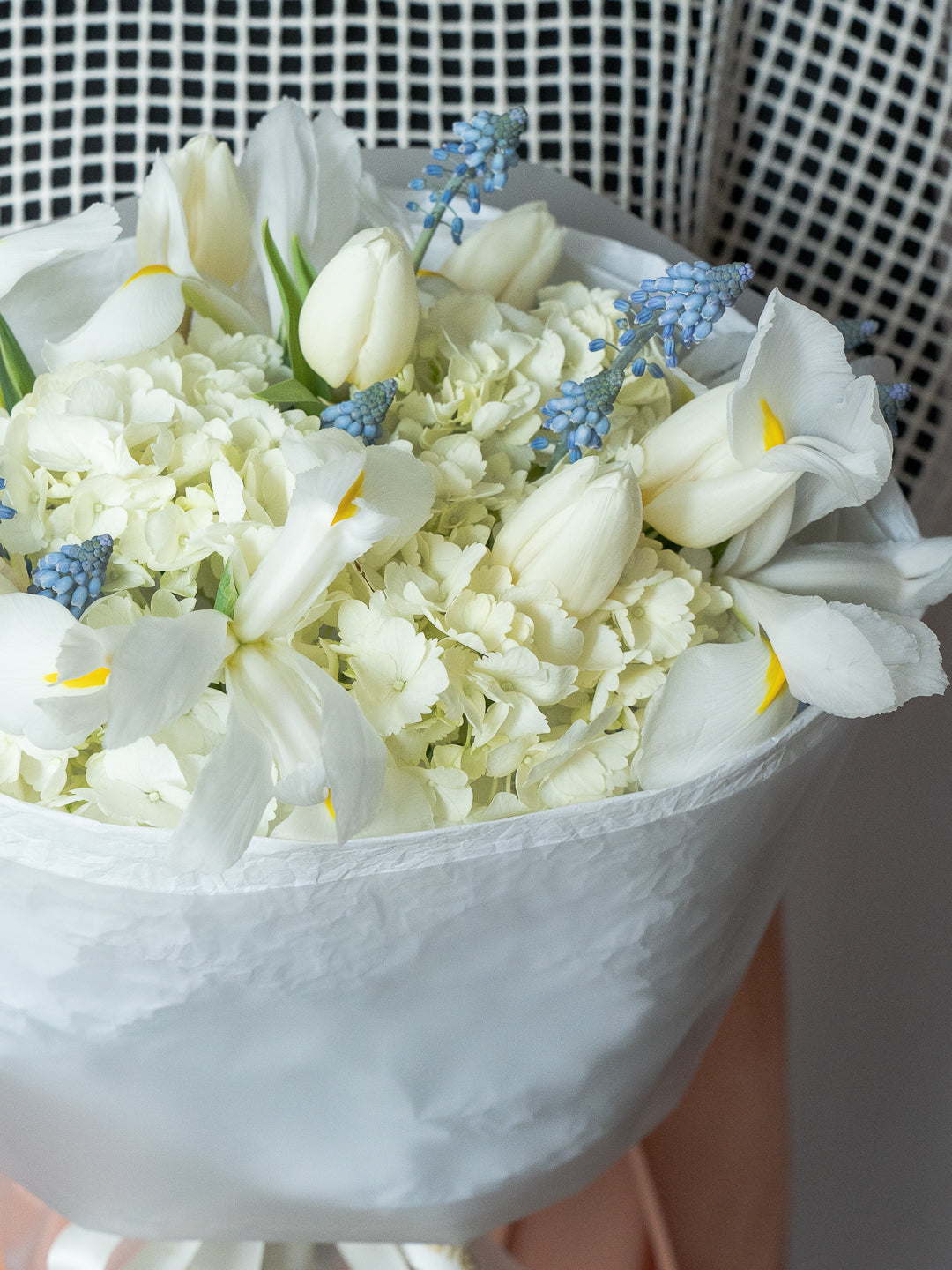 Buchet alb-albastru cu Iris și Muscari