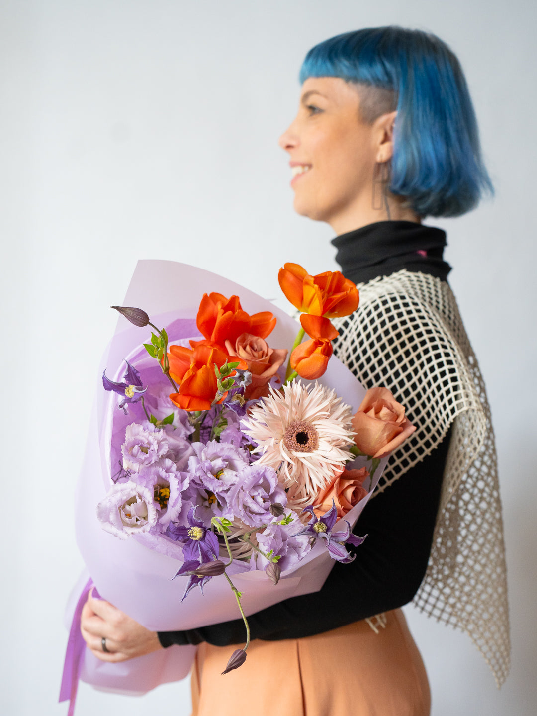 Buchet mov-portocaliu cu Eustoma, Trandafiri și Lalele