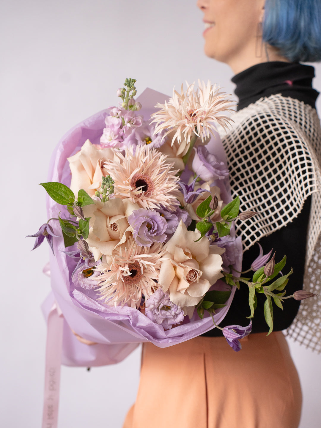 Buchet mov-roz cu Eustoma, Trandafiri și Germini