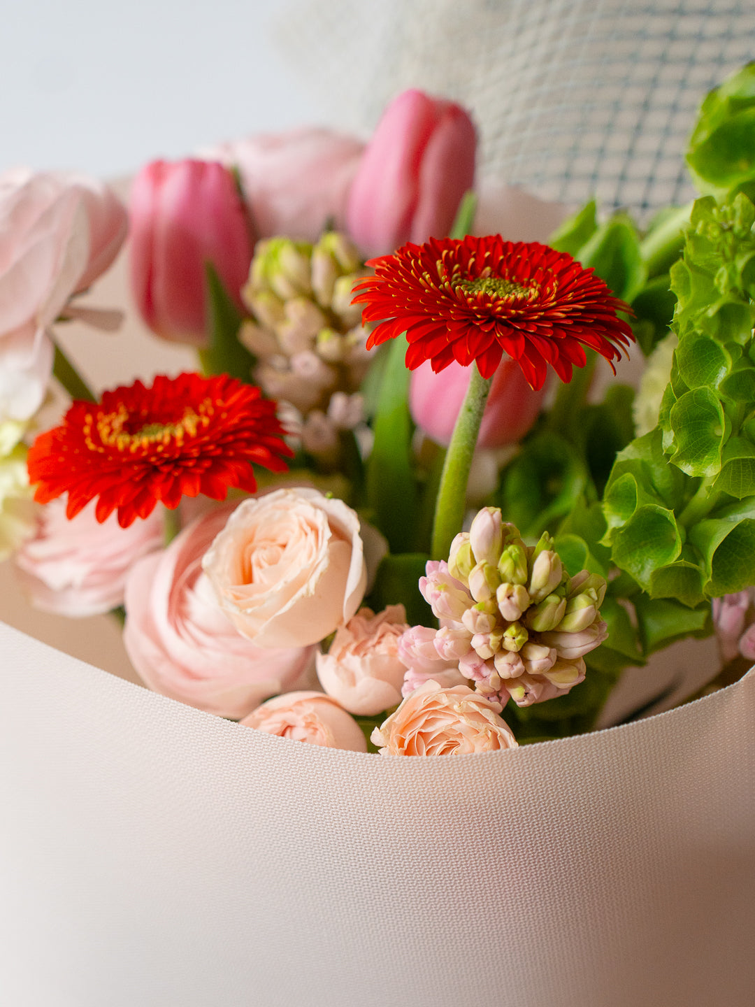 Buchet roz-roșu-verde cu Ranunculus și Germini