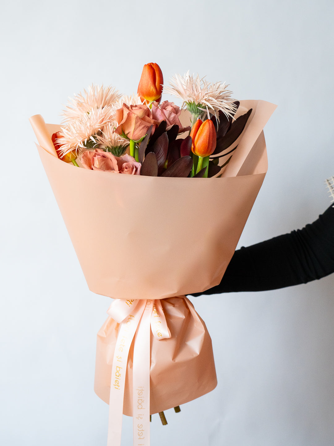 Buchet peach-vișiniu cu Germini, Trandafiri și Leucadendron