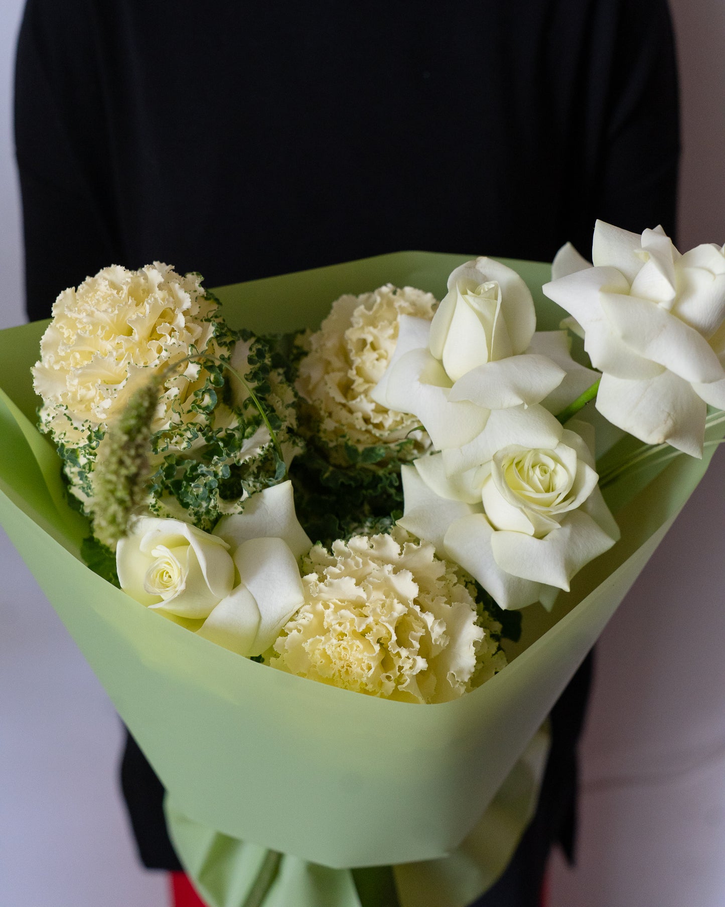 Buchet verde cu Brassica și Trandafiri