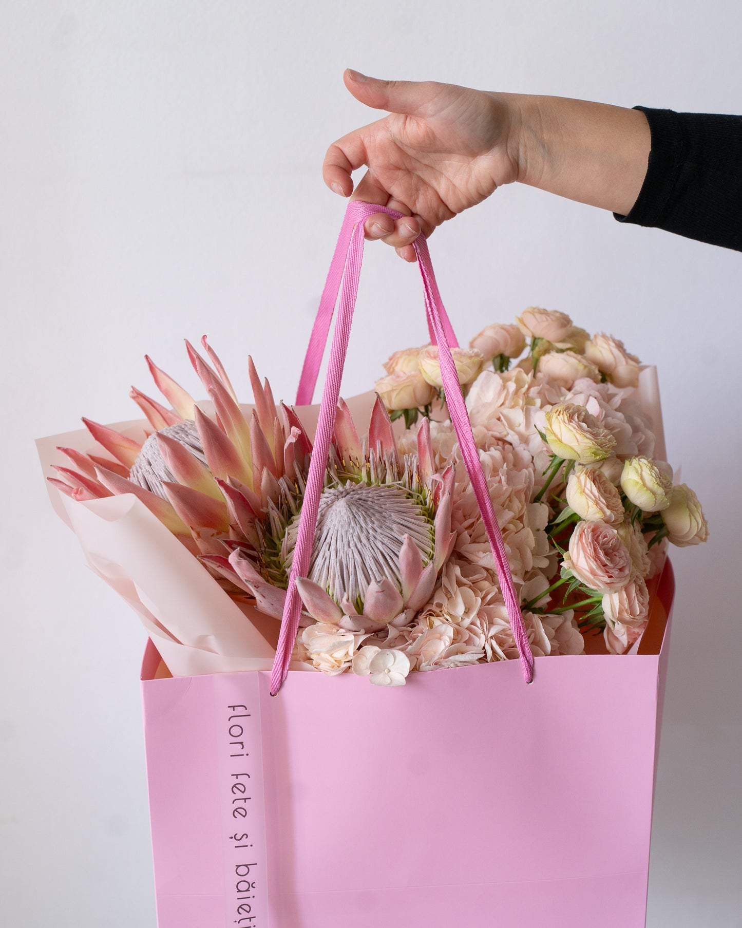 Buchet roz cu Protea și Miniroze