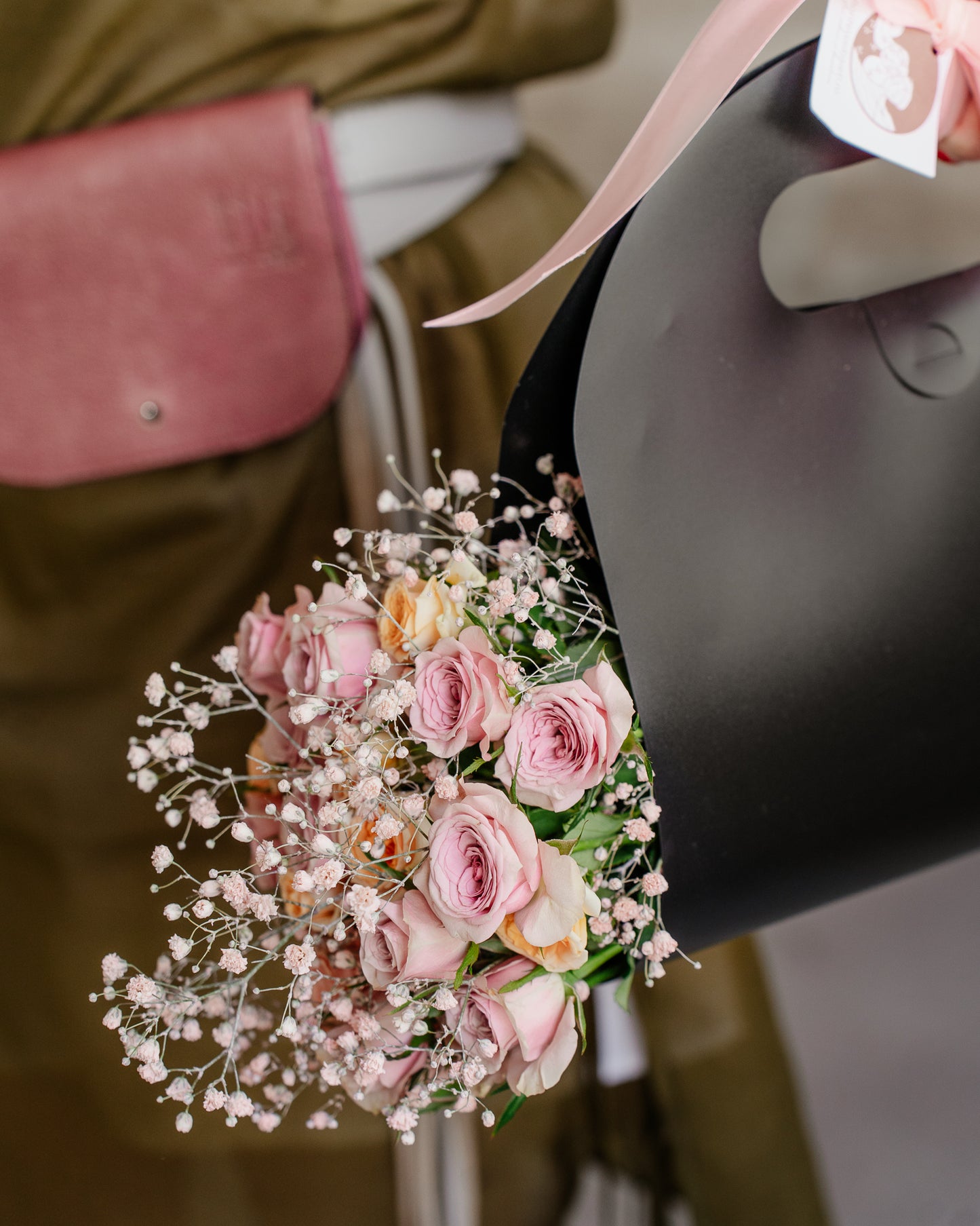 Buchet Miniroze și Gypsophilia în poșetă