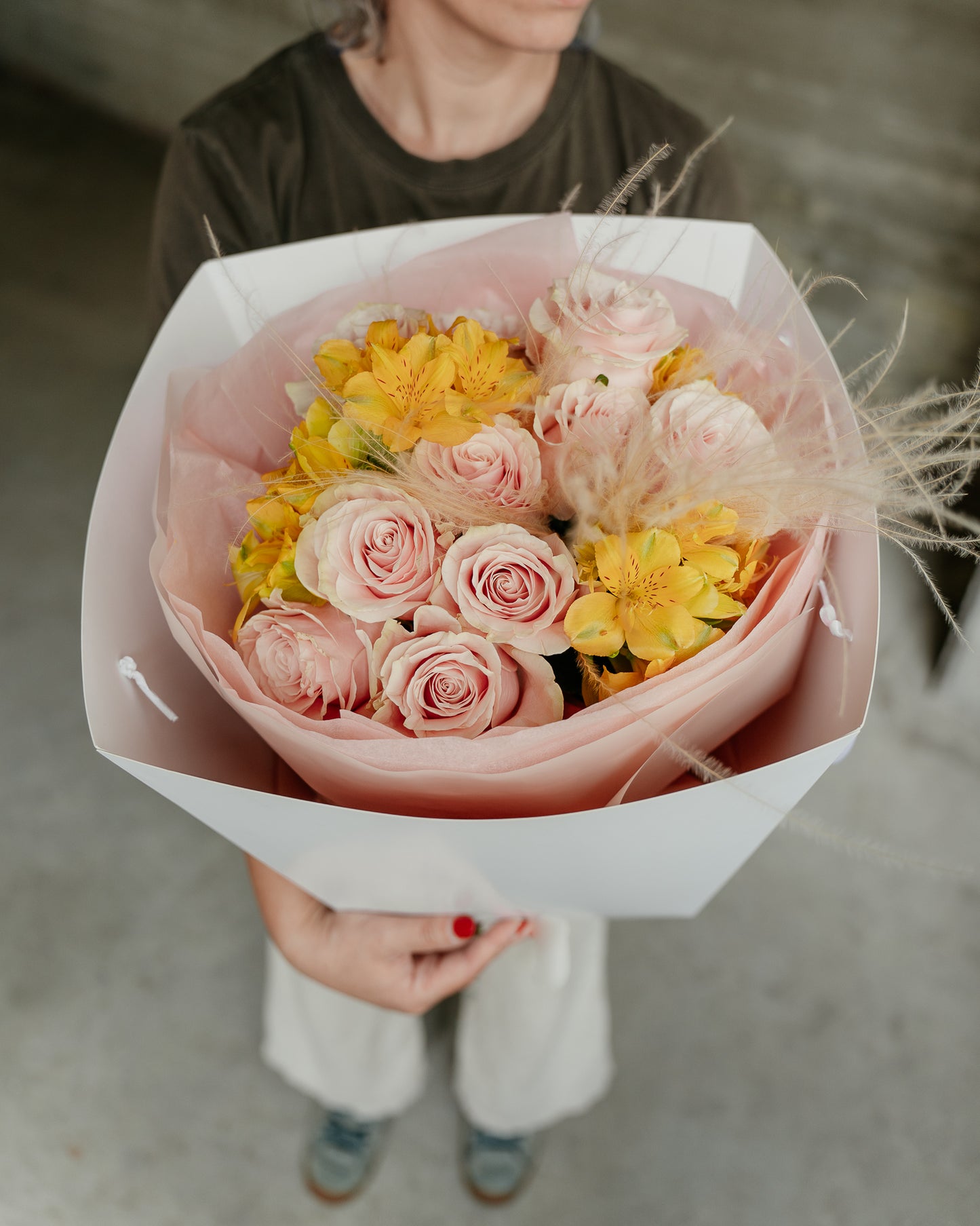 Buchet Trandafiri, Alstroemeria, Pene Stipa, roz pal - galben în cutie XL