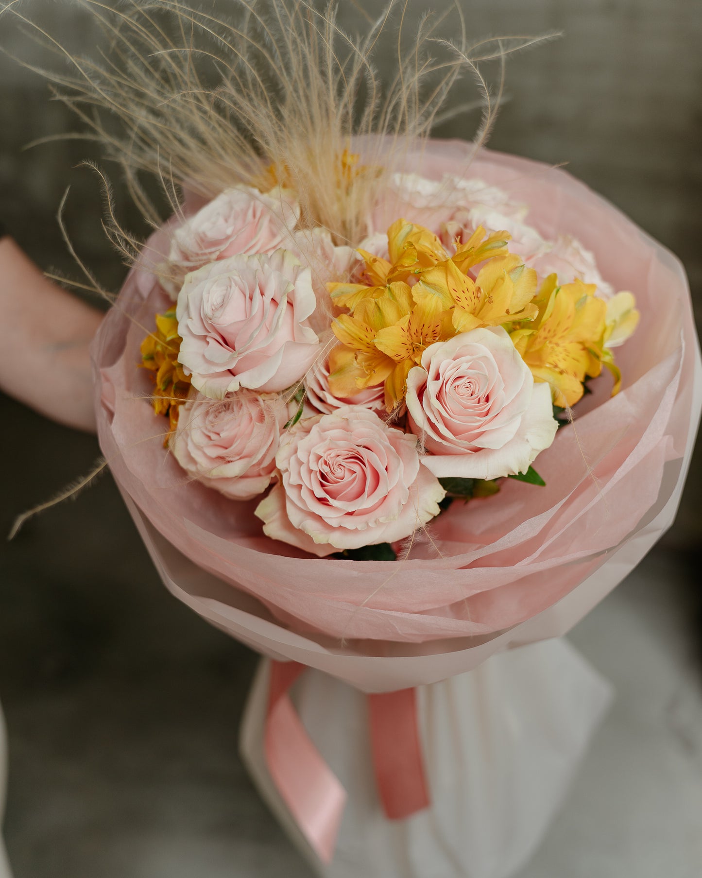 Buchet Trandafiri, Alstroemeria, Pene Stipa, roz pal - galben în cutie XL