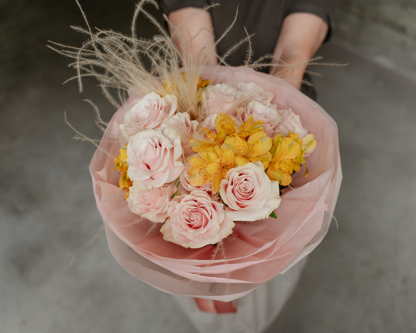 Buchet Trandafiri, Alstroemeria, Pene Stipa, roz pal - galben în cutie XL