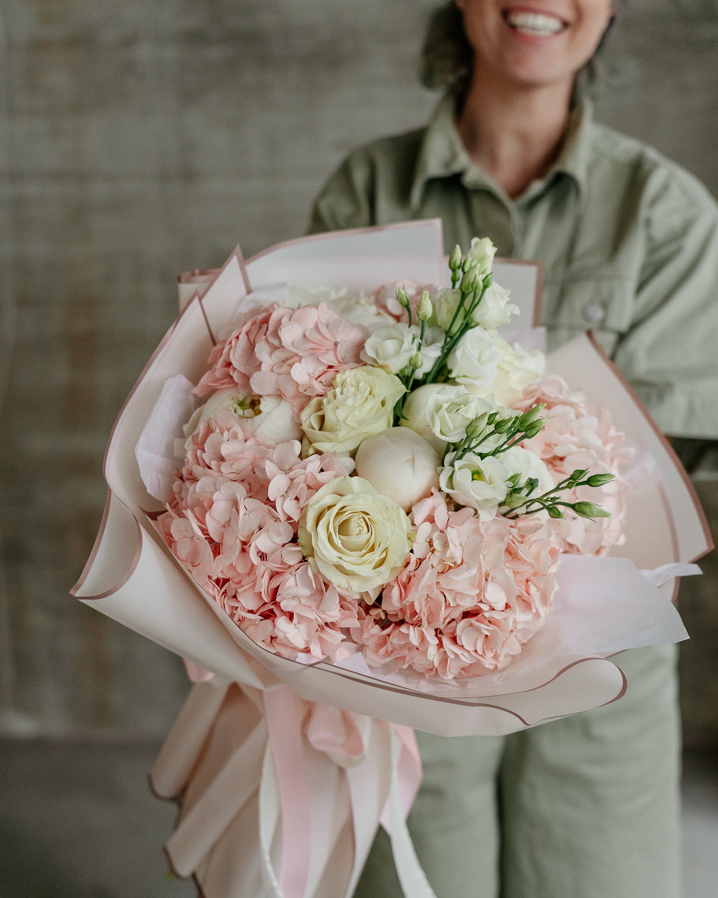 Buchet Hortensii, Trandafiri, Eustoma, roz-alb