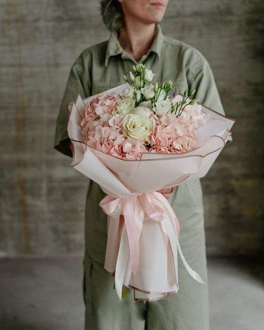 Buchet Hortensii, Trandafiri, Eustoma, roz-alb