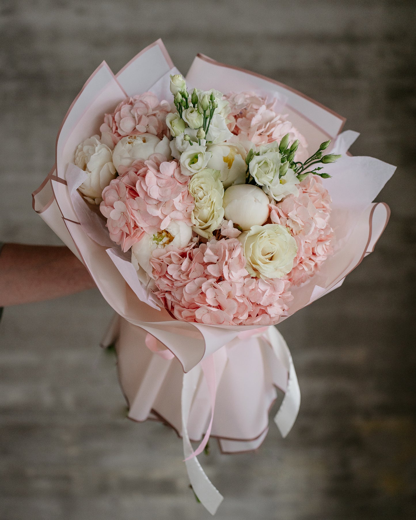 Buchet Hortensii, Trandafiri, Eustoma, roz-alb