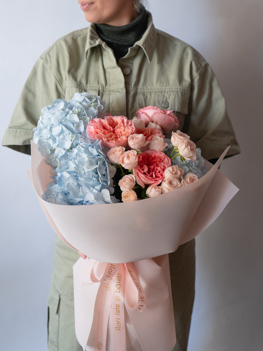 Buchet albastru-roz cu Hortensii, Trandafiri speciali și Miniroze