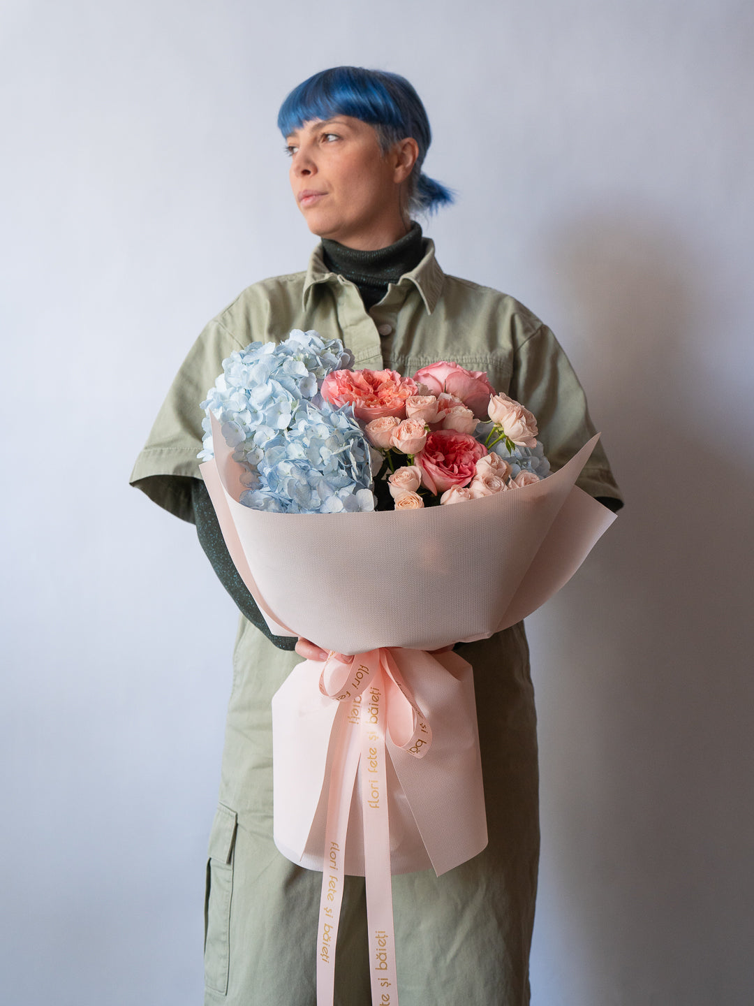 Buchet albastru-roz cu Hortensii, Trandafiri speciali și Miniroze