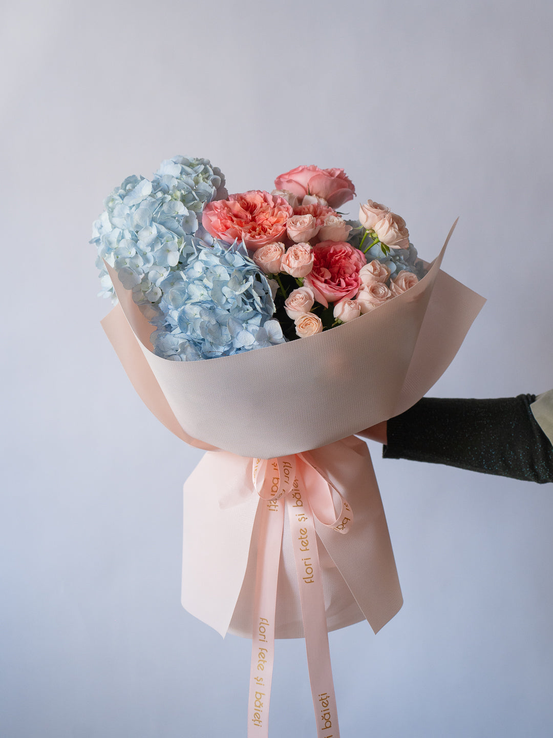 Buchet albastru-roz cu Hortensii, Trandafiri speciali și Miniroze