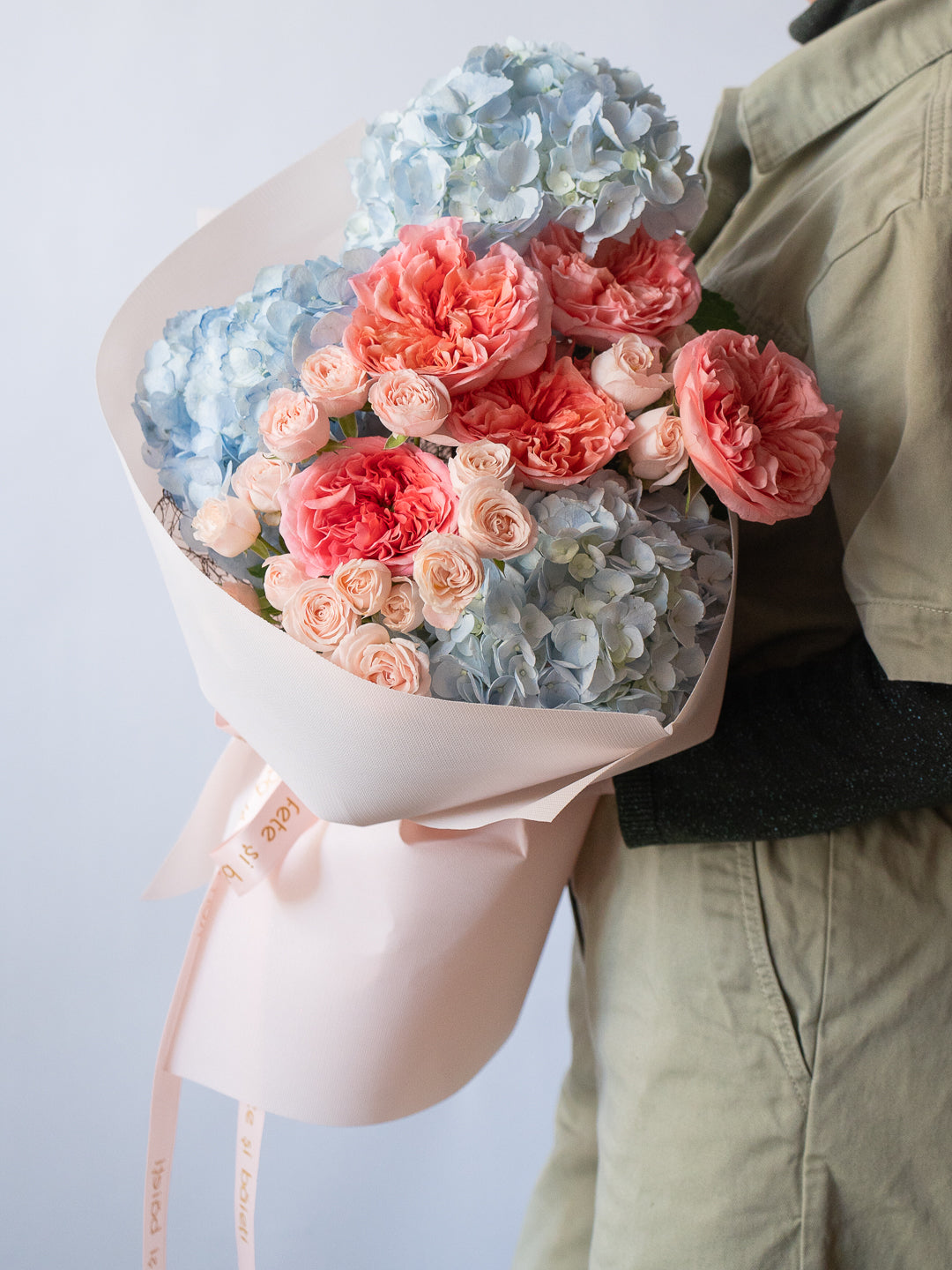 Buchet albastru-roz cu Hortensii, Trandafiri speciali și Miniroze