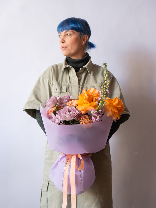 Buchet mov-portocaliu cu Trandafiri speciali și Matthiola