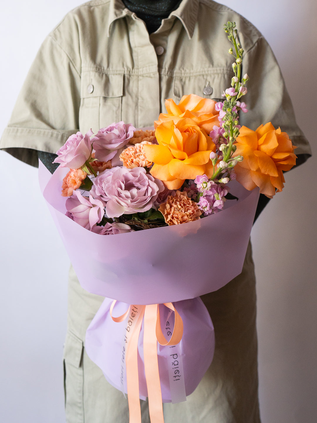 Buchet mov-portocaliu cu Trandafiri speciali și Matthiola