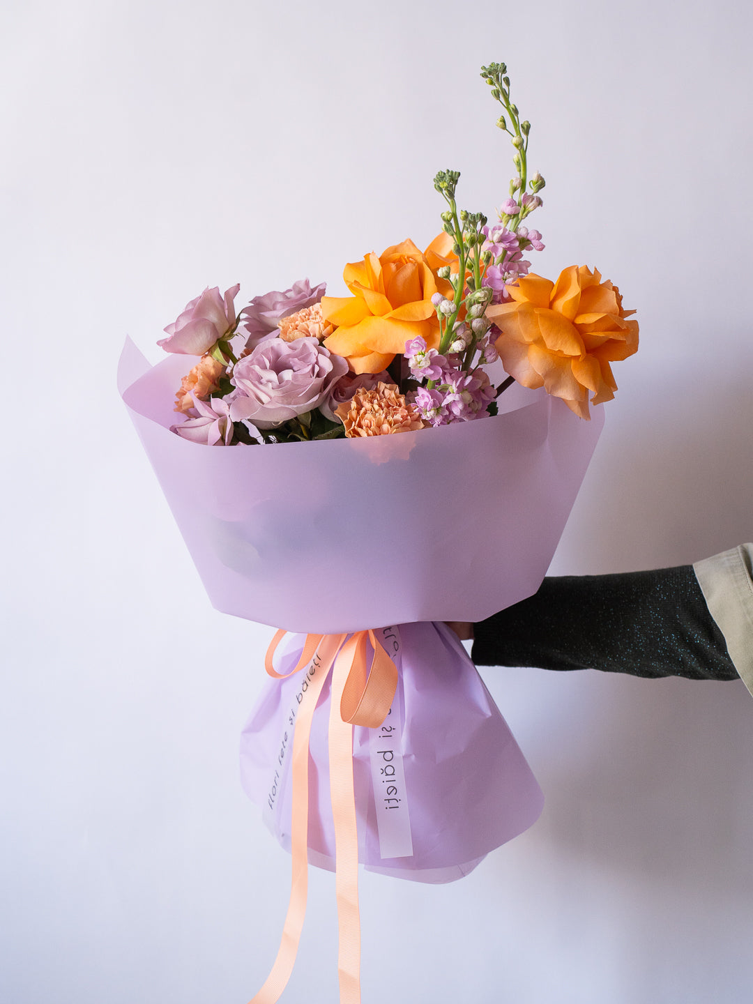 Buchet mov-portocaliu cu Trandafiri speciali și Matthiola