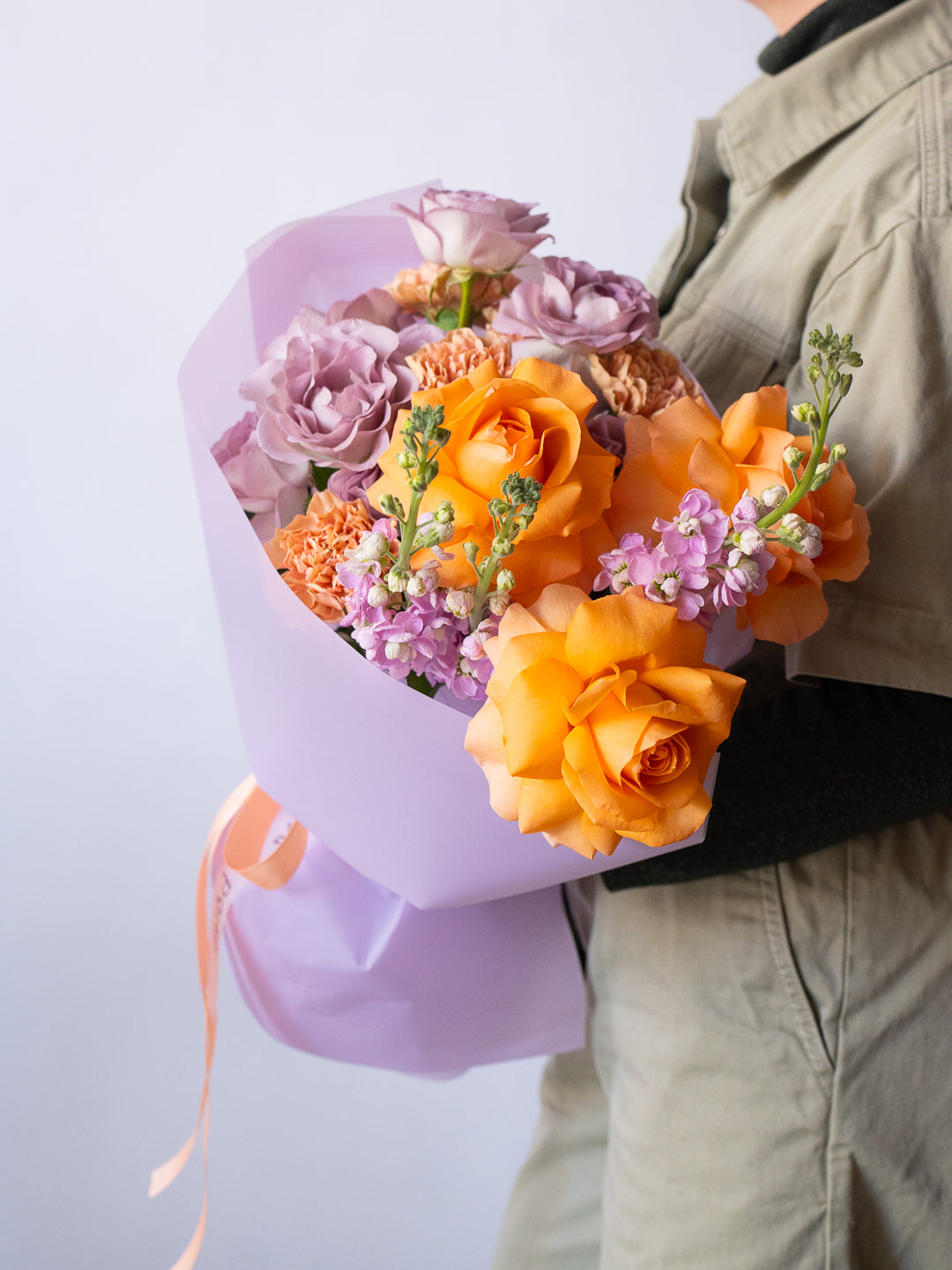 Buchet mov-portocaliu cu Trandafiri speciali și Matthiola