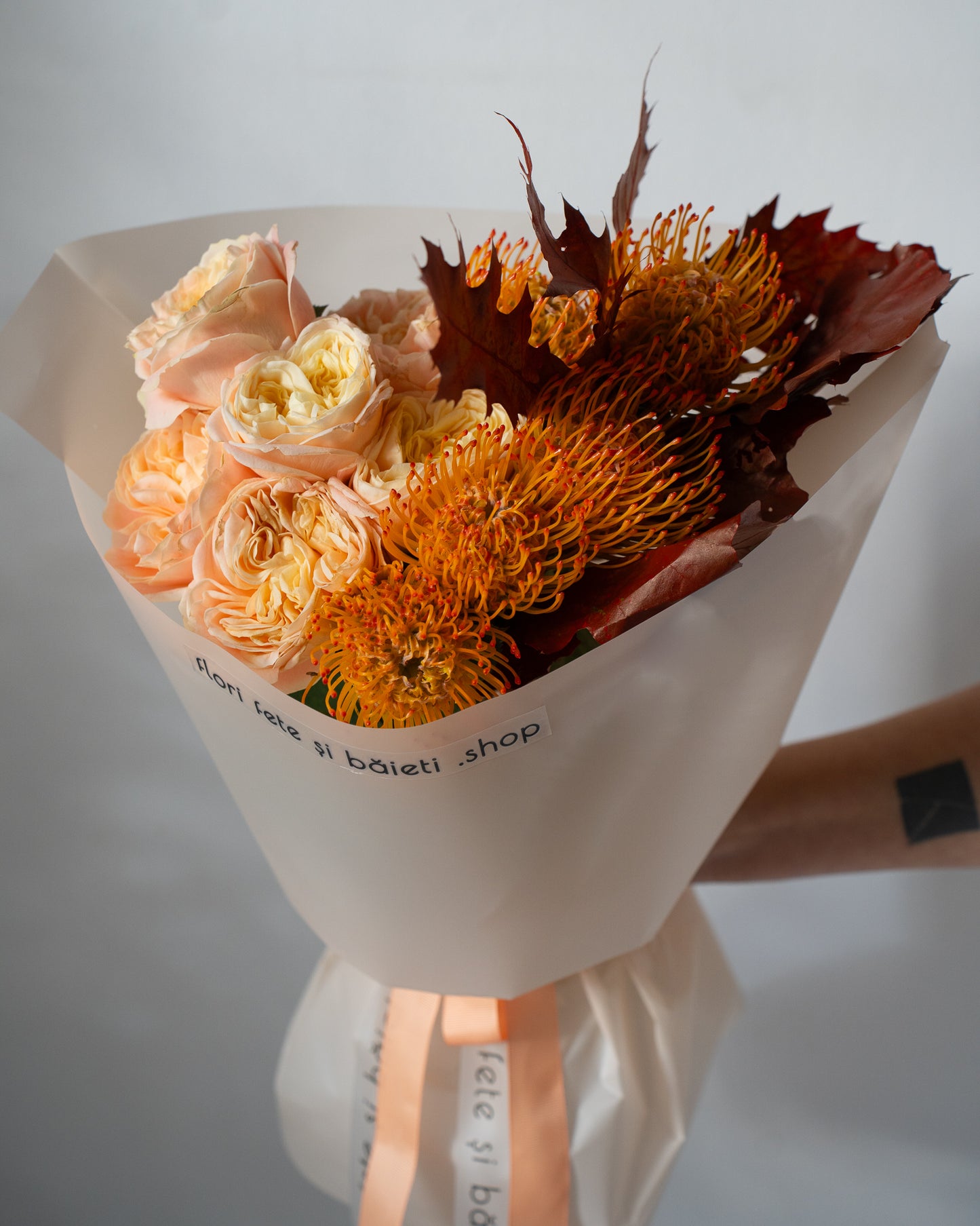 Buchet cu Trandafiri si Leucospermum