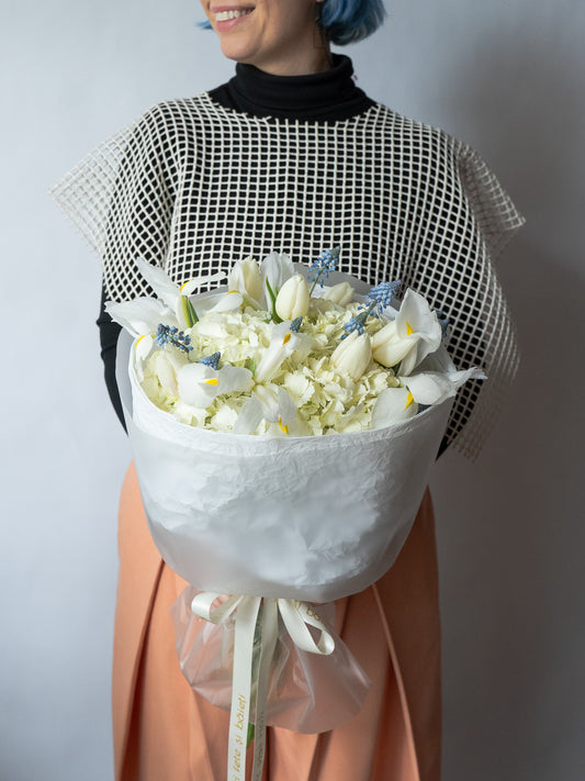 Buchet alb-albastru cu Iris și Muscari