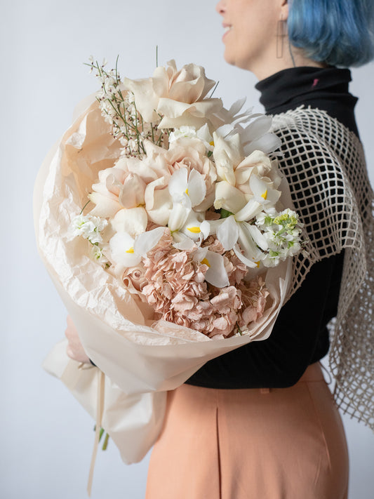 Buchet alb-cappuccino cu Hortensii, Trandafiri și Iris