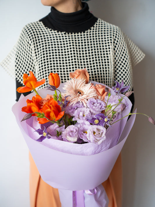 Buchet mov-portocaliu cu Eustoma, Trandafiri și Lalele