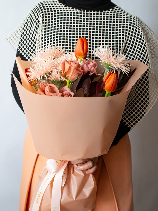 Buchet peach-vișiniu cu Germini, Trandafiri și Leucadendron