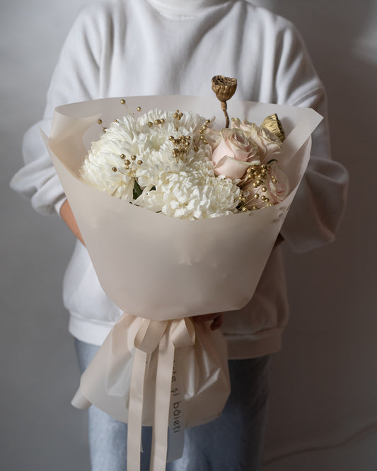 Buchet alb cu accente aurii