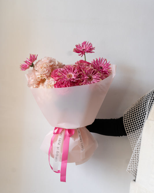 Buchet roz cu Germini, Hortensii și Trandafiri