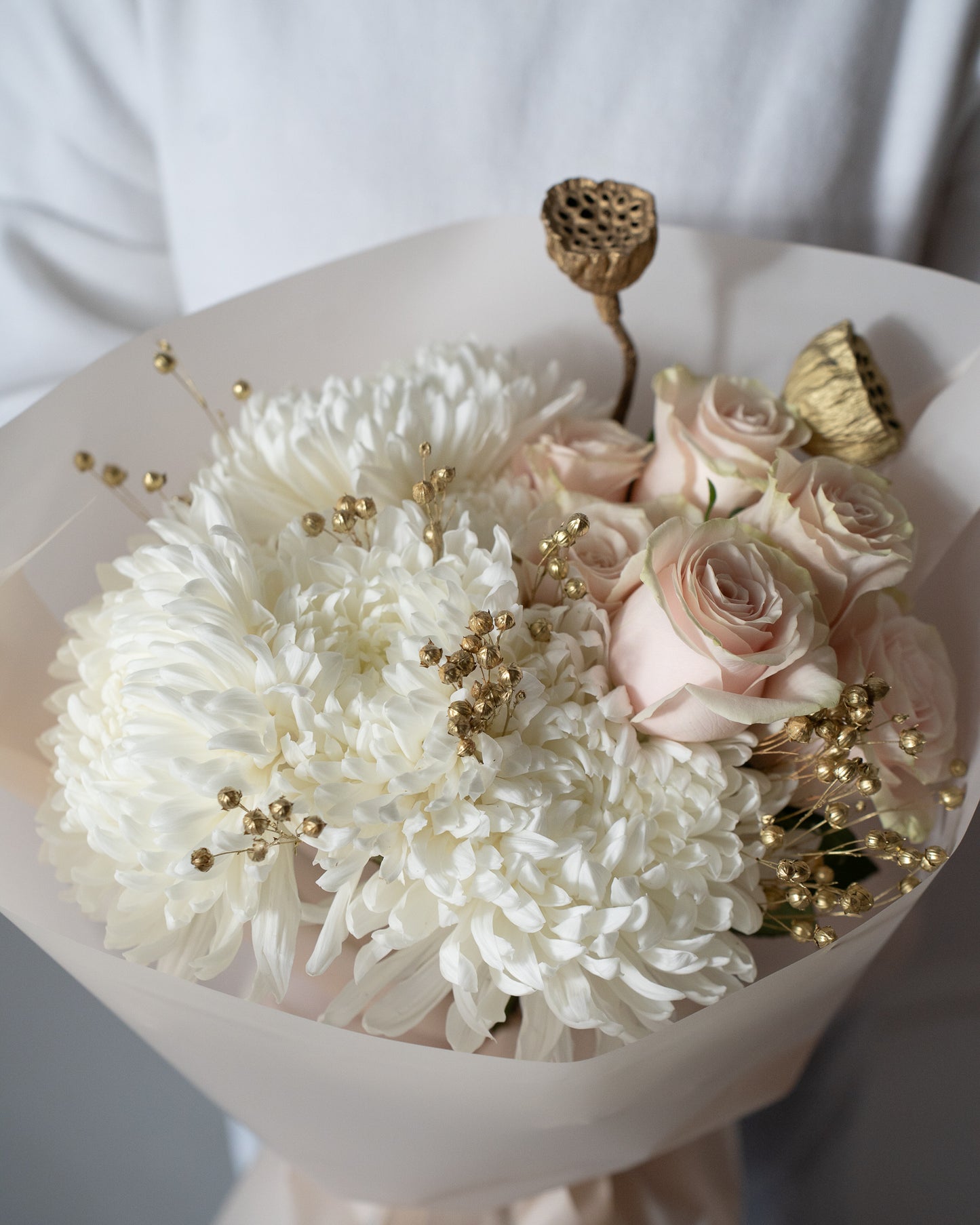 Buchet alb cu accente aurii