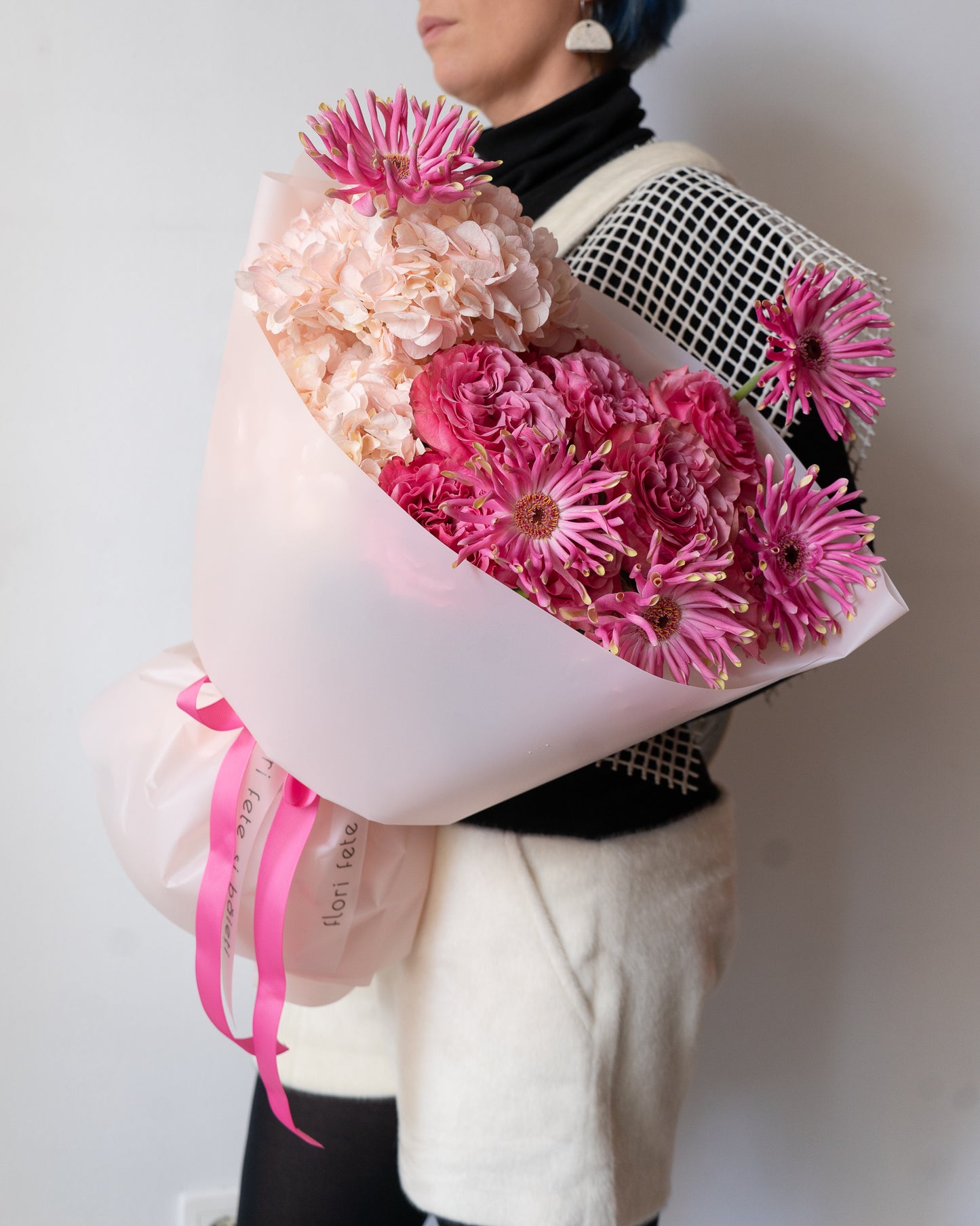 Buchet roz cu Germini, Hortensii și Trandafiri