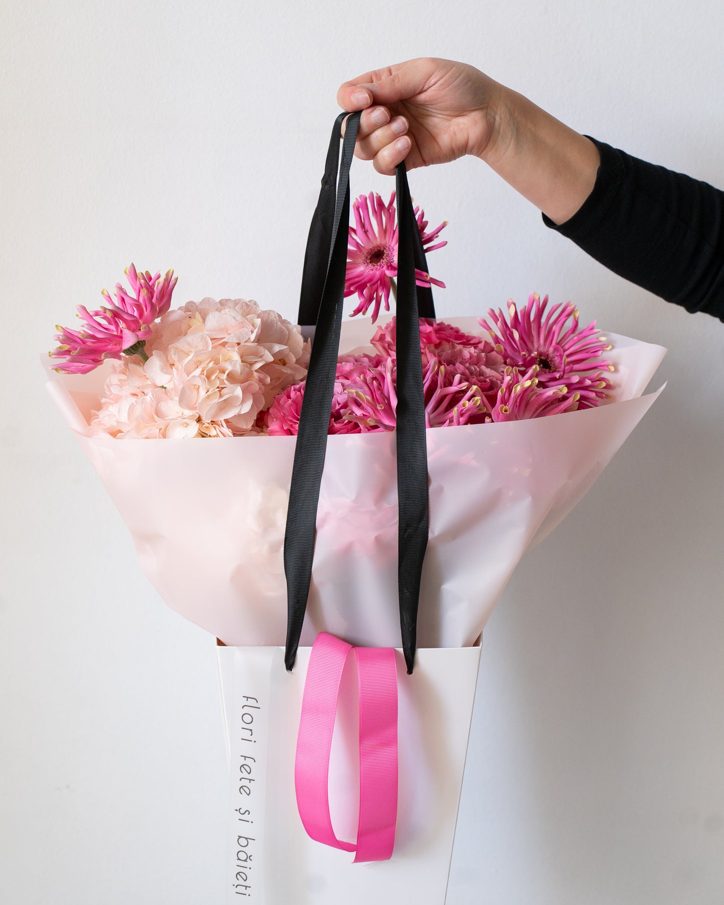 Buchet roz cu Germini, Hortensii și Trandafiri