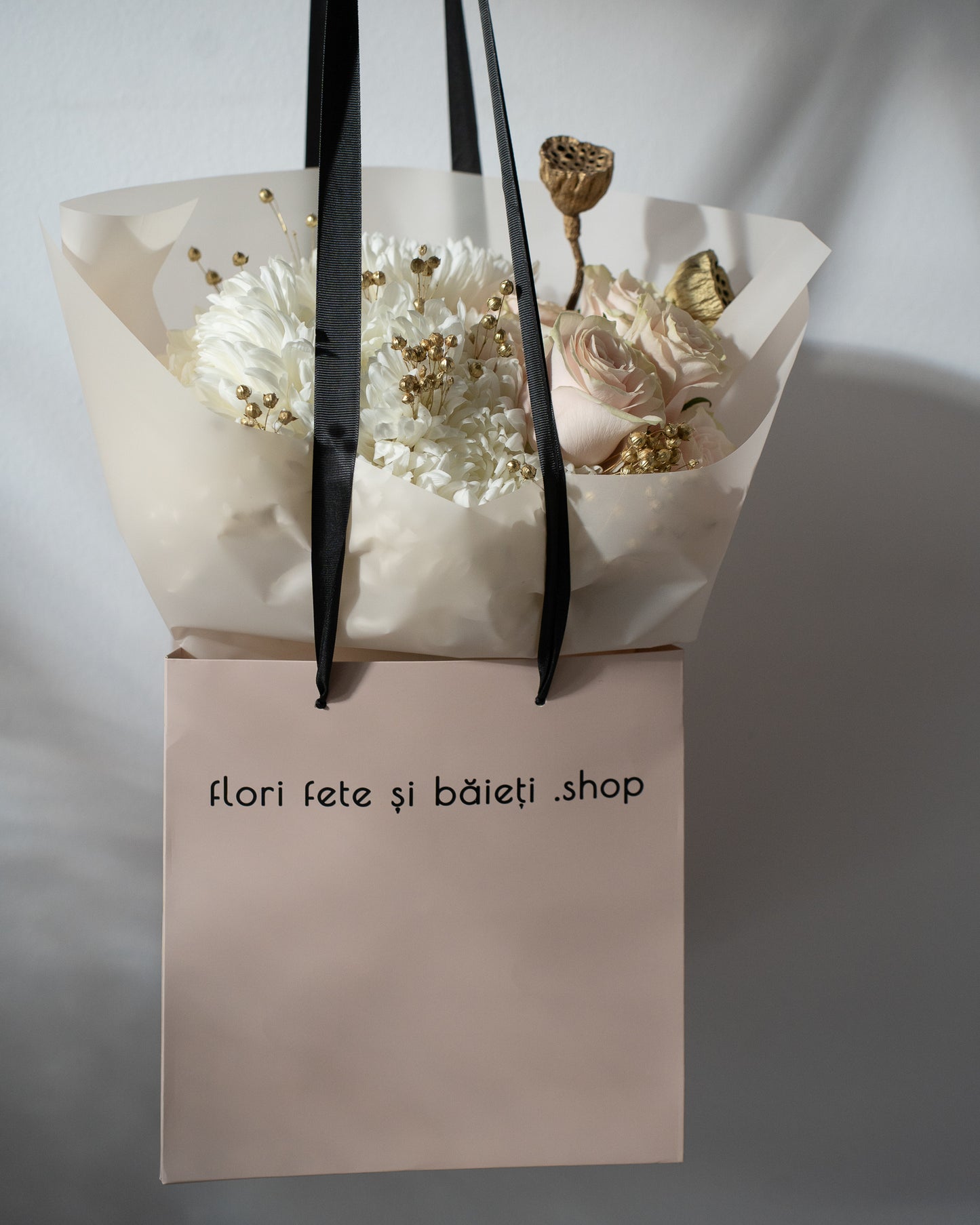 Buchet alb cu accente aurii