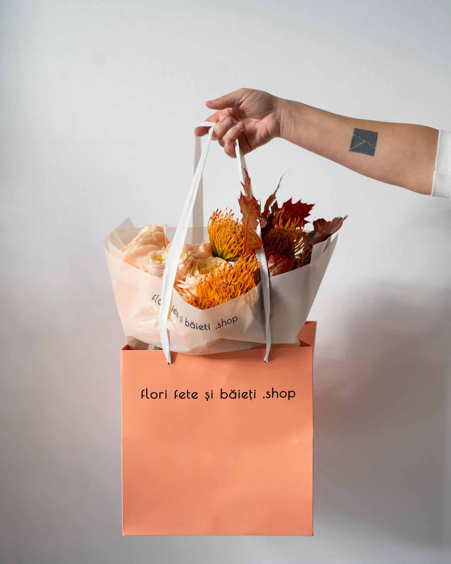 Buchet cu Trandafiri si Leucospermum