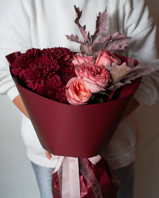 Buchet vișiniu cu Trandafiri și Quercus