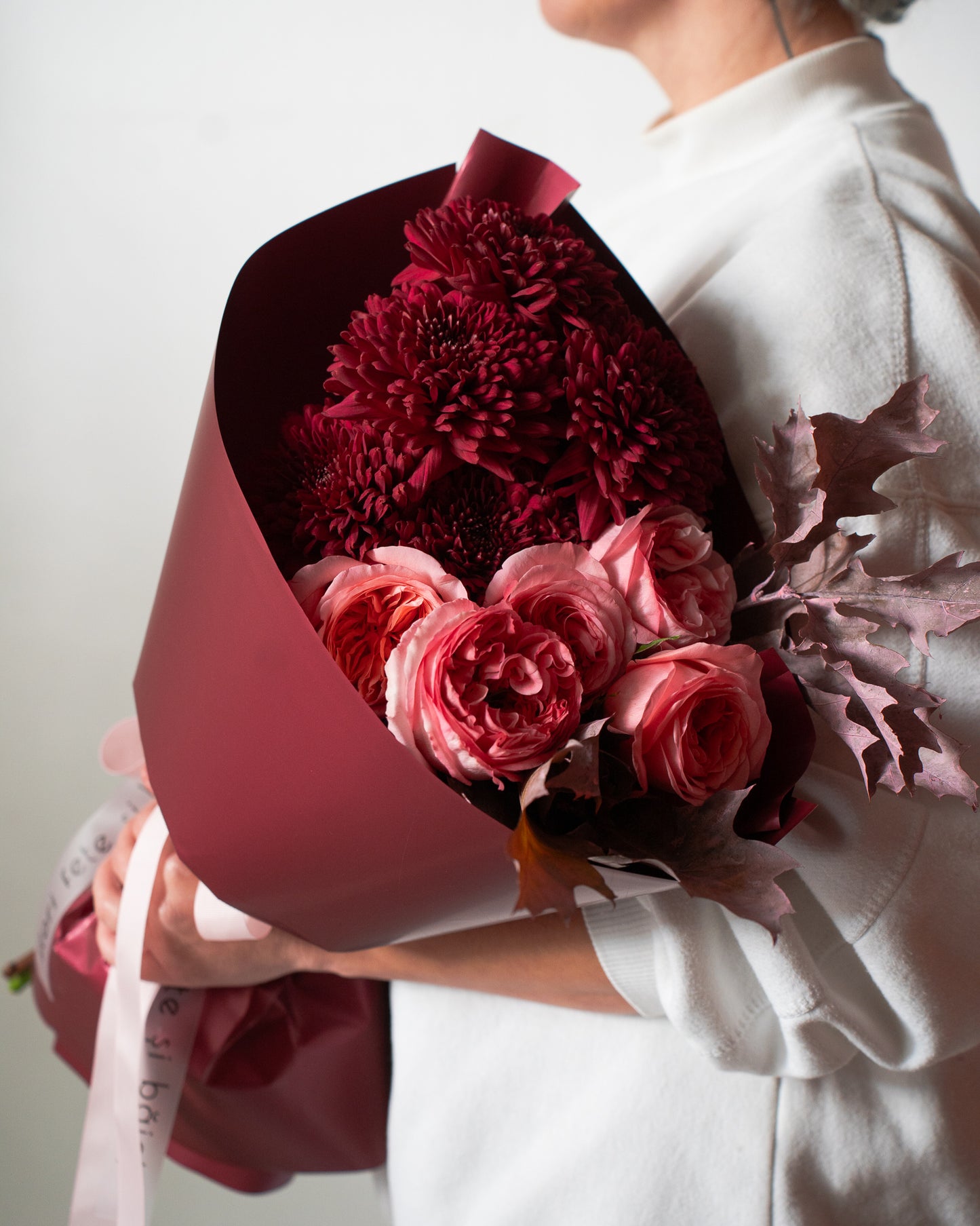 Buchet vișiniu cu Trandafiri și Quercus