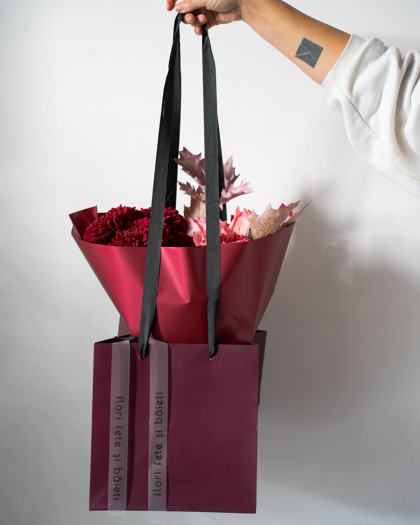 Buchet vișiniu cu Trandafiri și Quercus