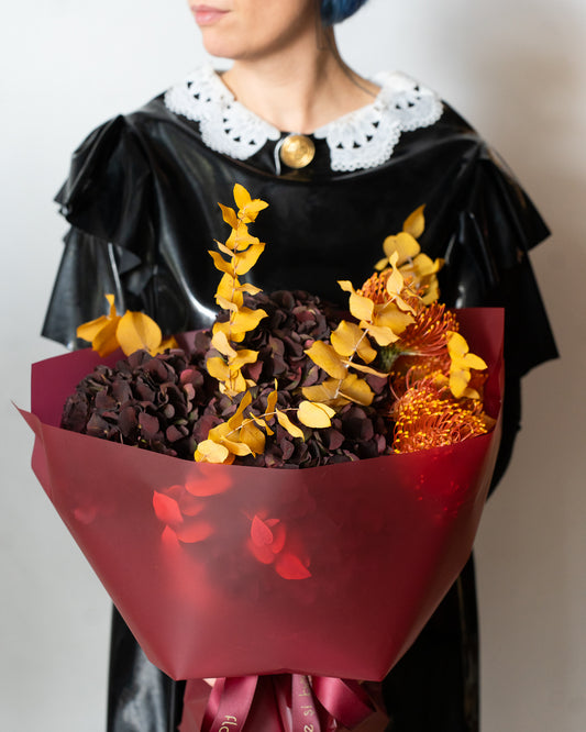 Buchet vișiniu cu Hortensii și Eucalipt