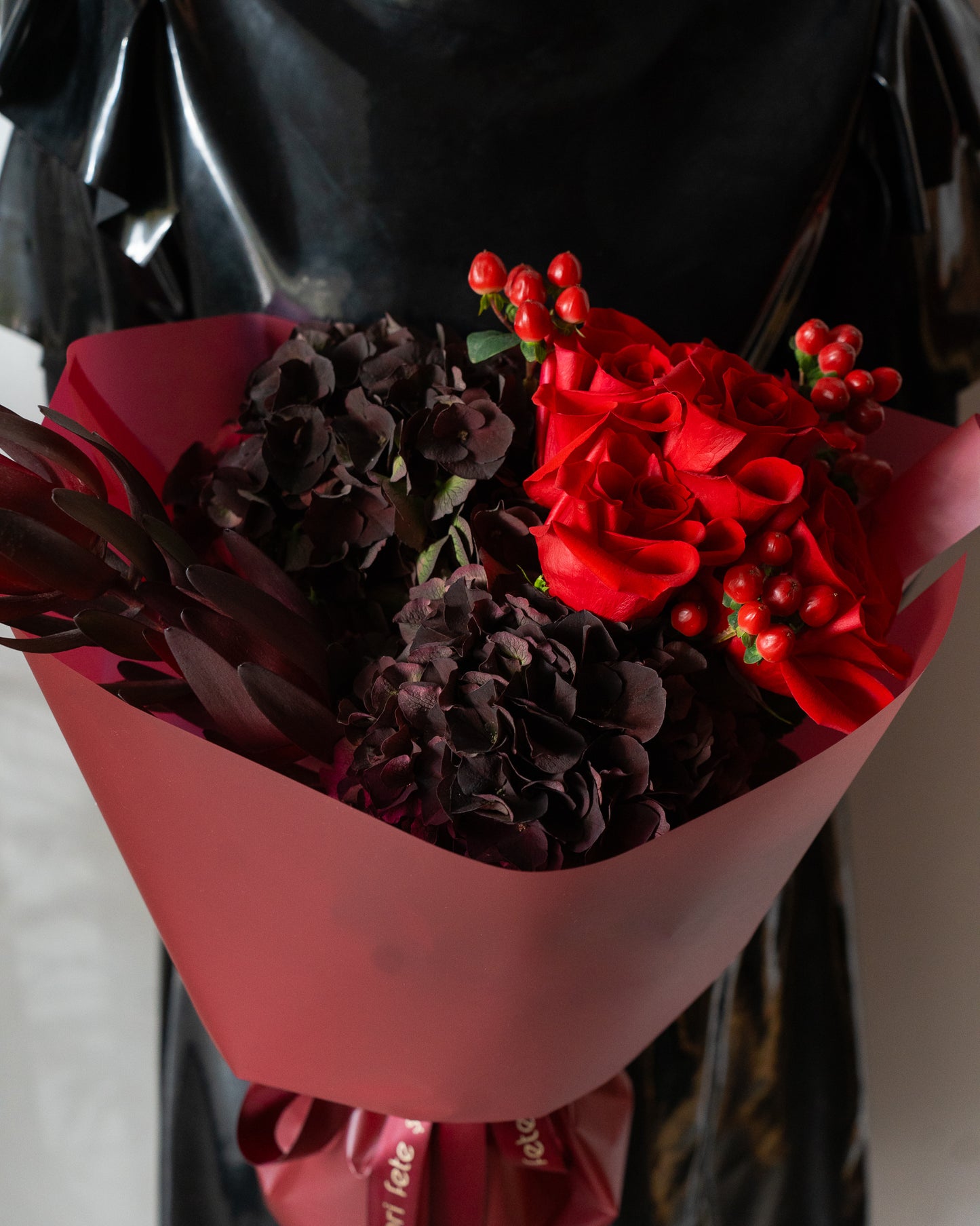 Buchet vișiniu cu Hortensii și Trandafiri