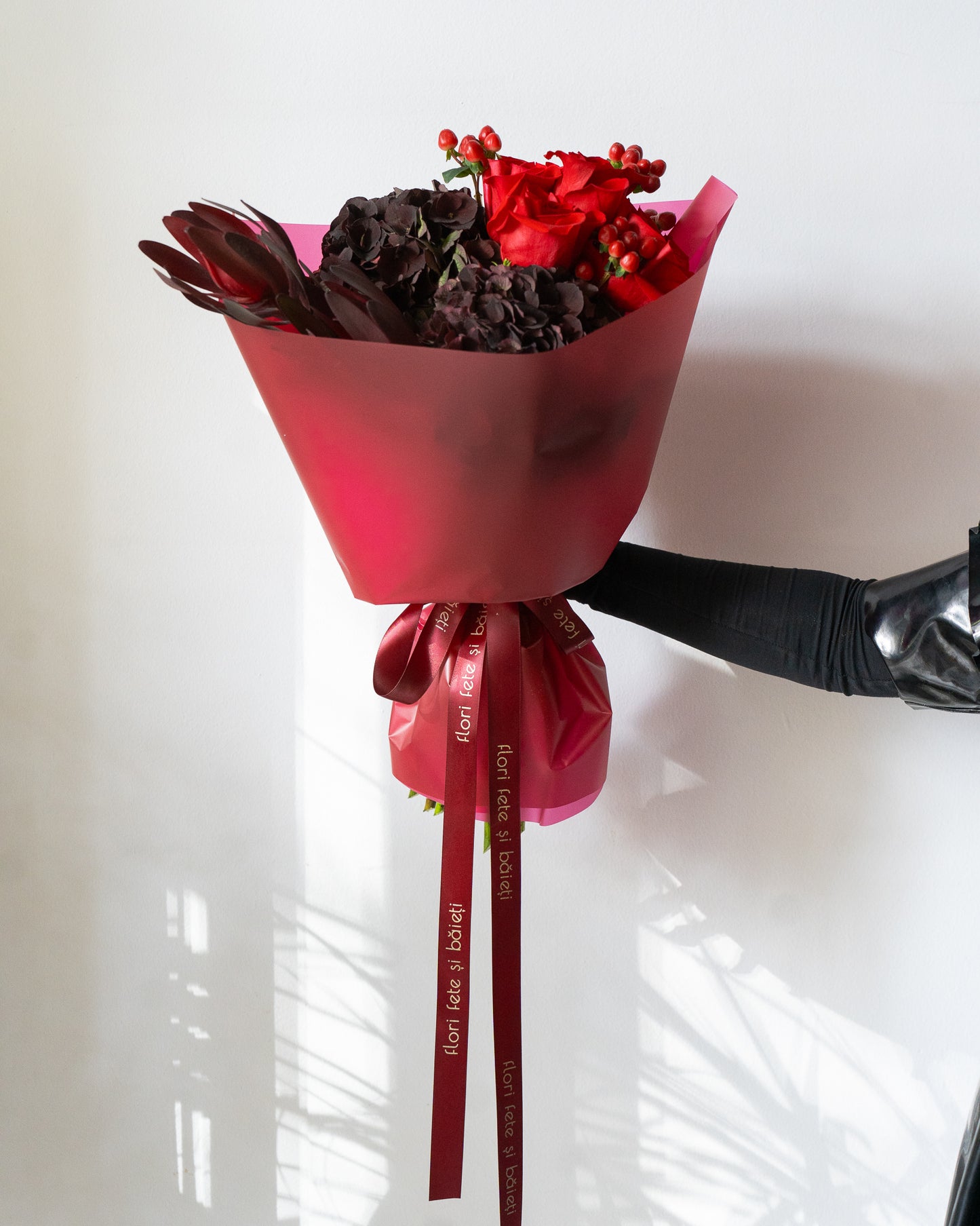 Buchet vișiniu cu Hortensii și Trandafiri