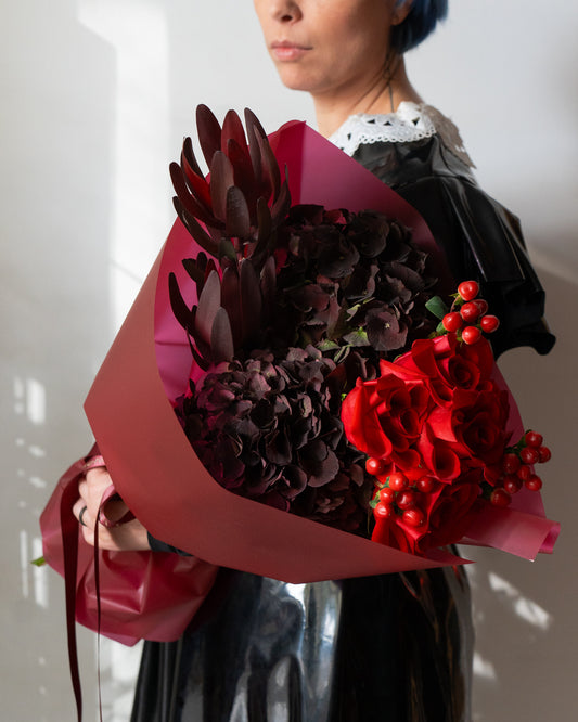 Buchet vișiniu cu Hortensii și Trandafiri