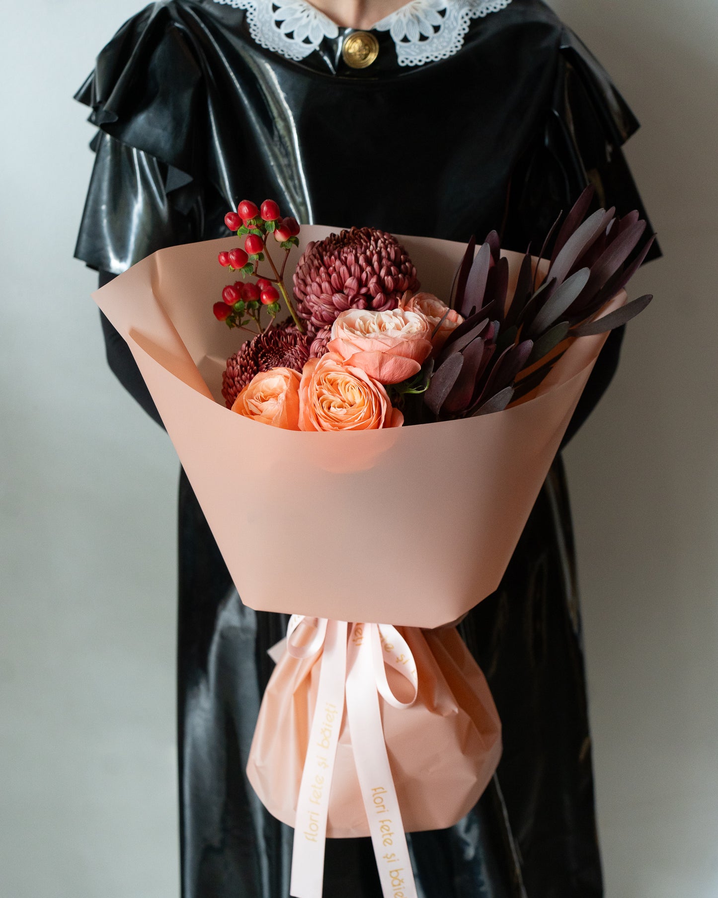 Buchet cu Trandafiri și Leucadendron