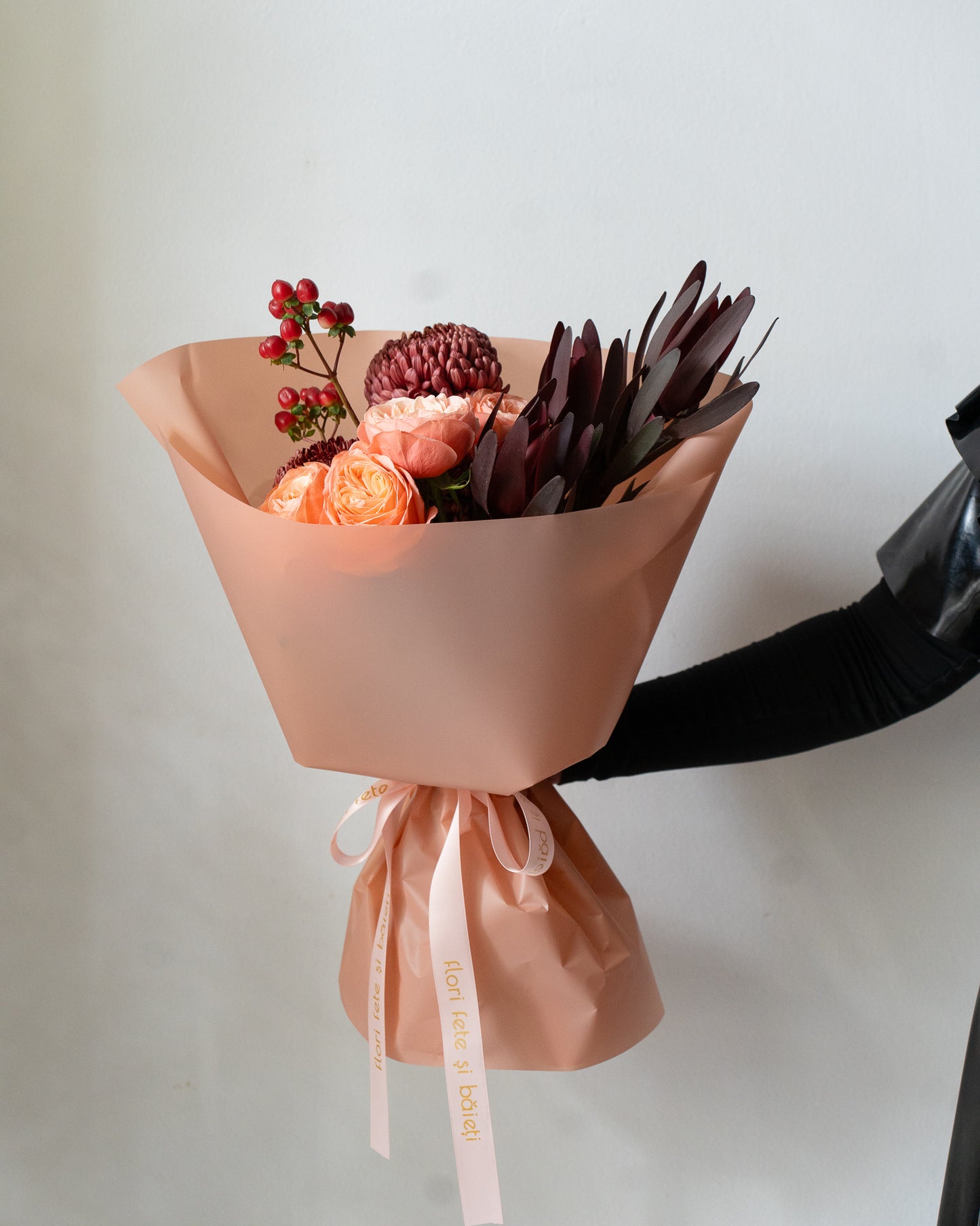 Buchet cu Trandafiri și Leucadendron