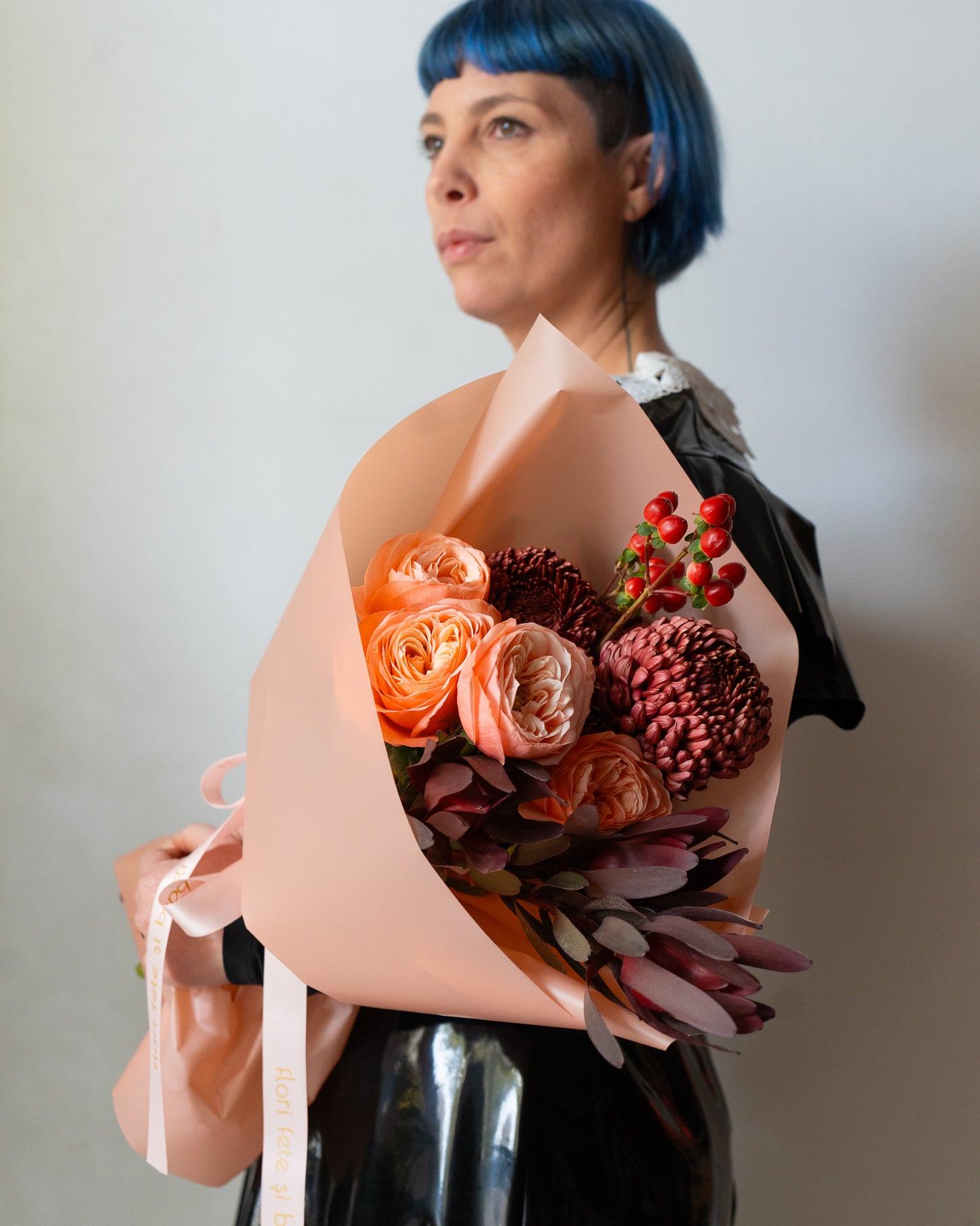 Buchet cu Trandafiri și Leucadendron