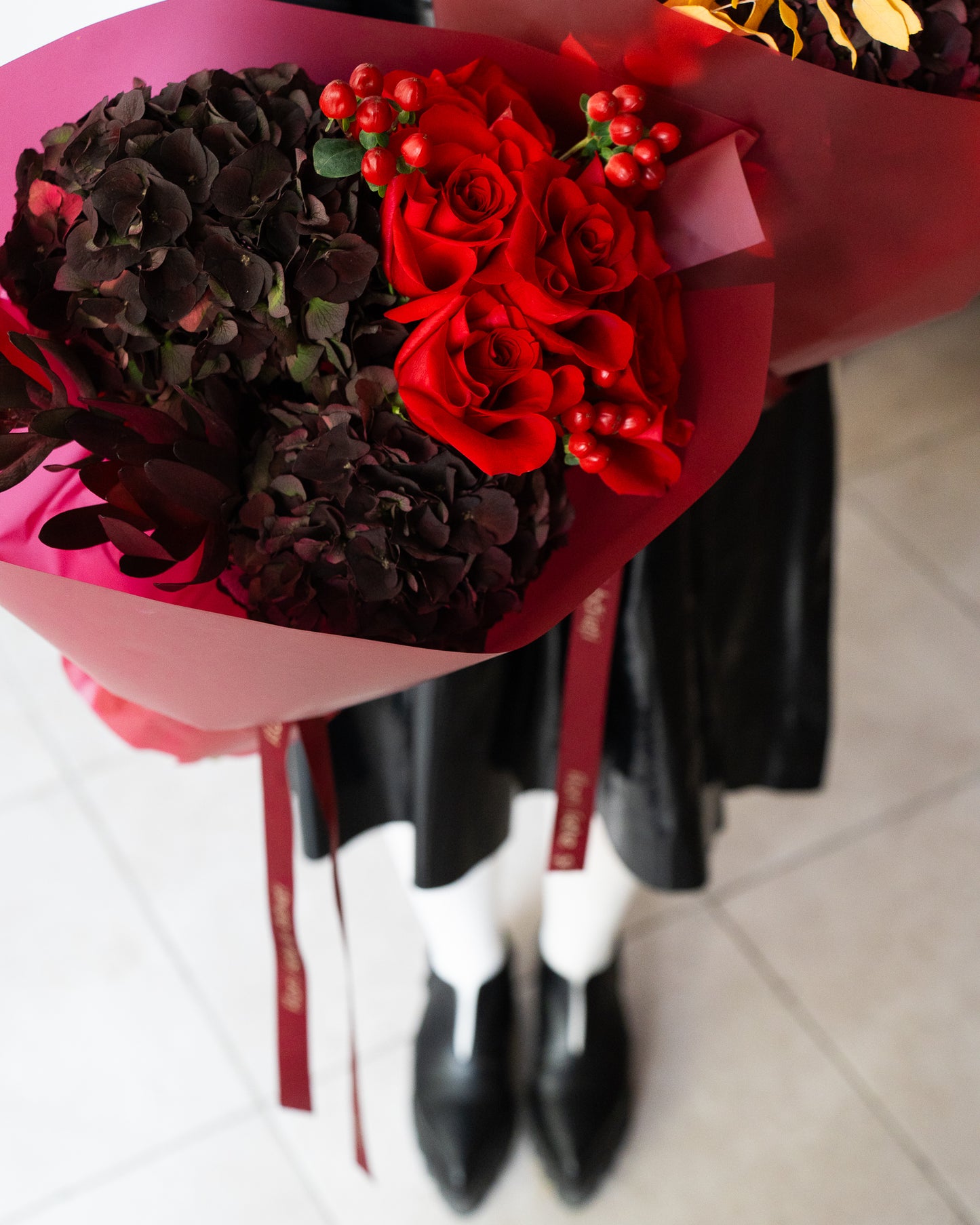 Buchet vișiniu cu Hortensii și Trandafiri