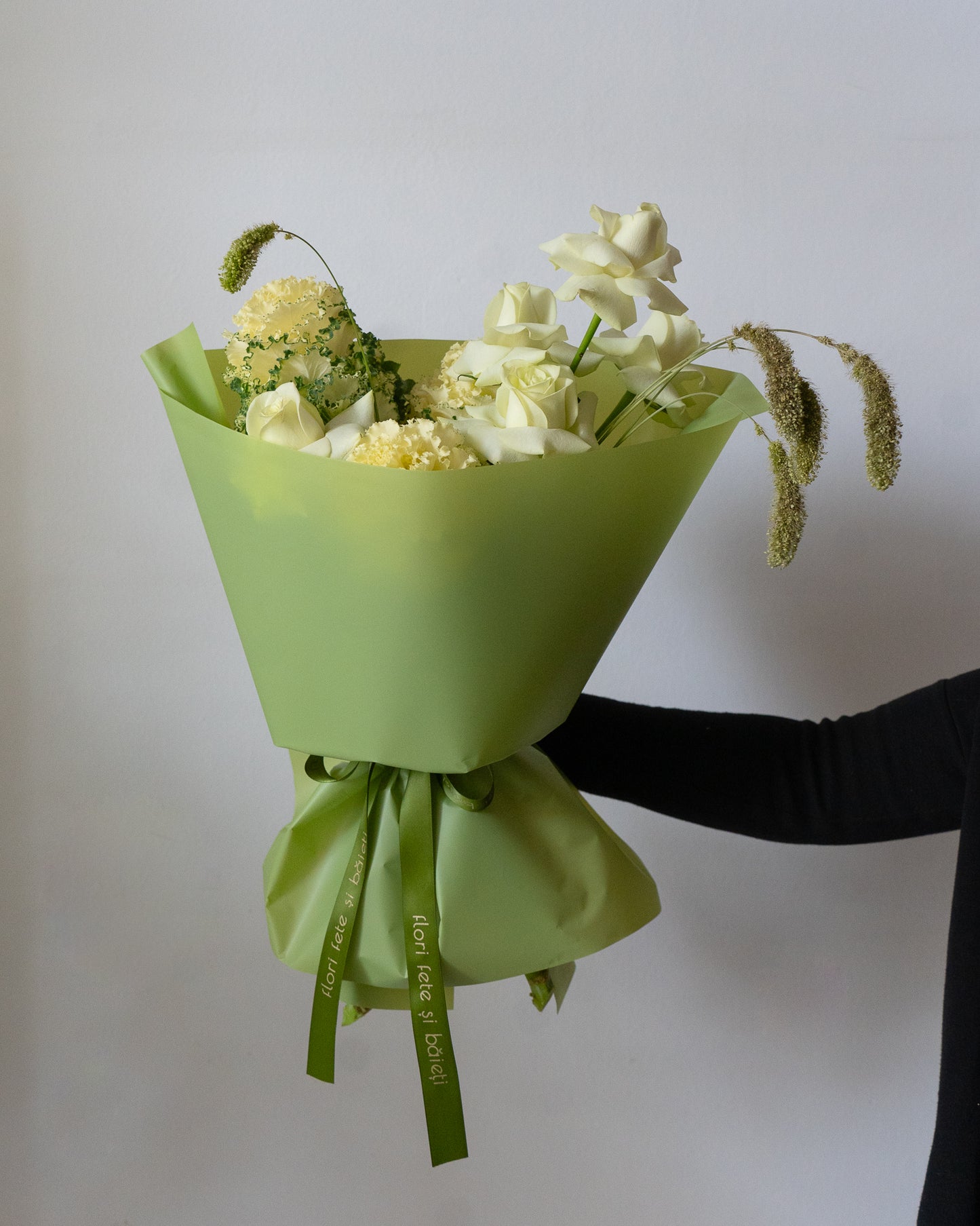 Buchet verde cu Brassica și Trandafiri