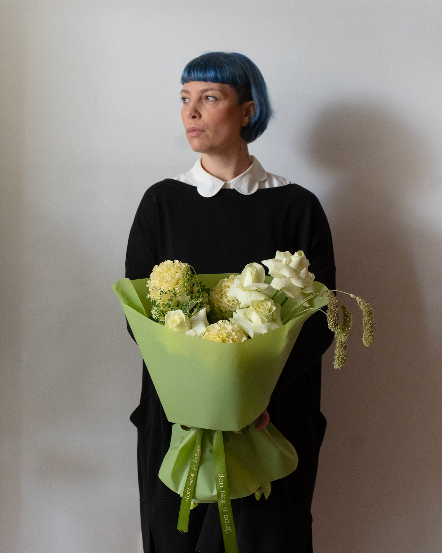 Buchet verde cu Brassica și Trandafiri